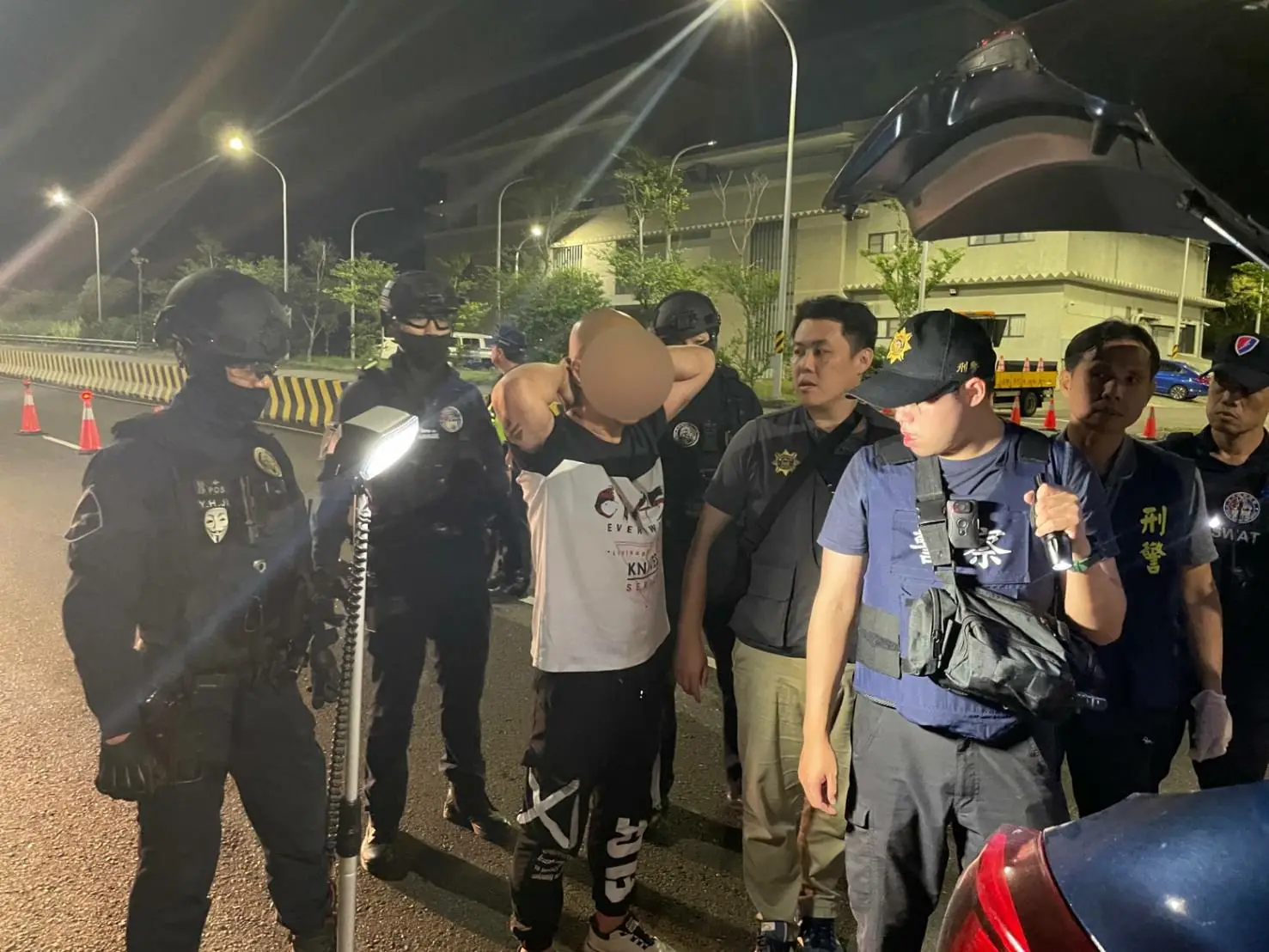 台東警荷槍實彈森永隧道前攔獲毒犯及同夥起獲大批毒品。（台東縣警局提供）