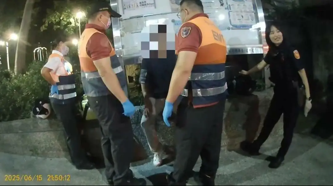 警消協助送醫。中山分局提供