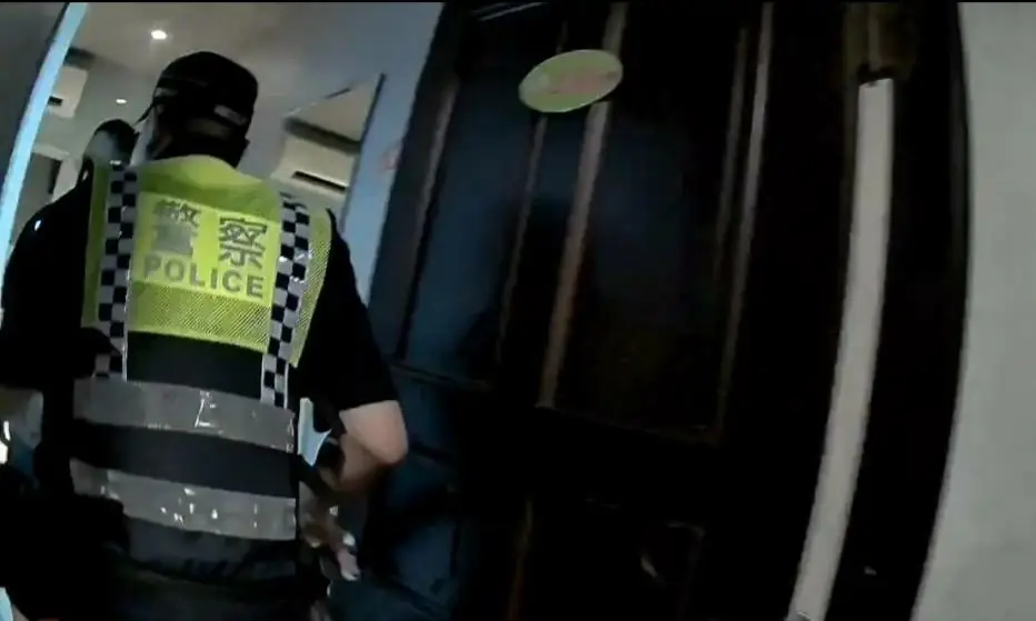 警方破門逮捕搶嫌,(基隆市警局提供)