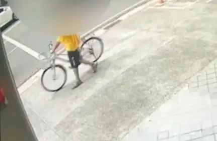 男子竊取別人腳踏車神情自若穿梭在巷弄。(中正二分局提供)