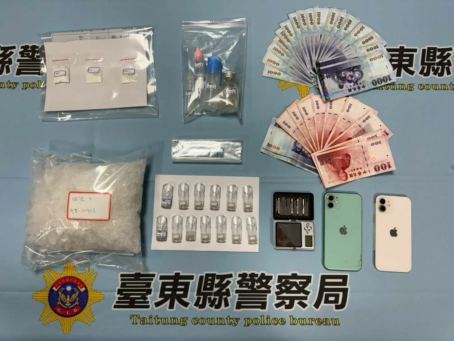 起獲之大批毒品現金等贓證物。（台東縣警局提供）
