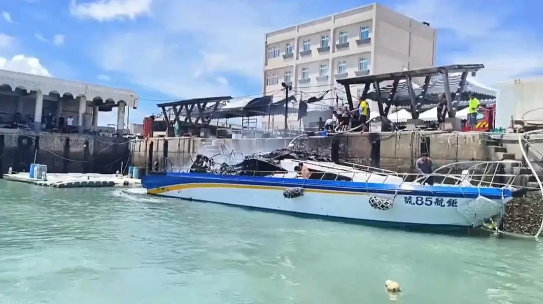 澎湖縣白沙鄉鳥嶼碼頭客船起火悶燒，消防局派員全力搶救。（澎湖消防局提供）