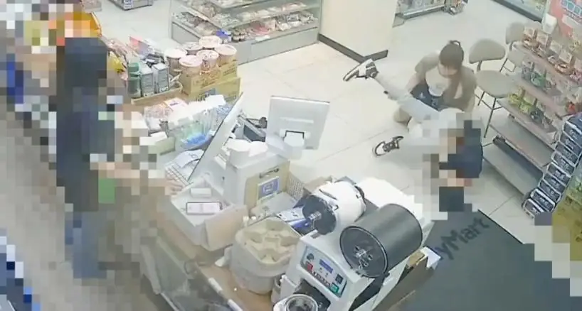 壯碩陳姓通緝犯力大無窮警員與所長仍奮力壓制。（基隆市警局提供）
