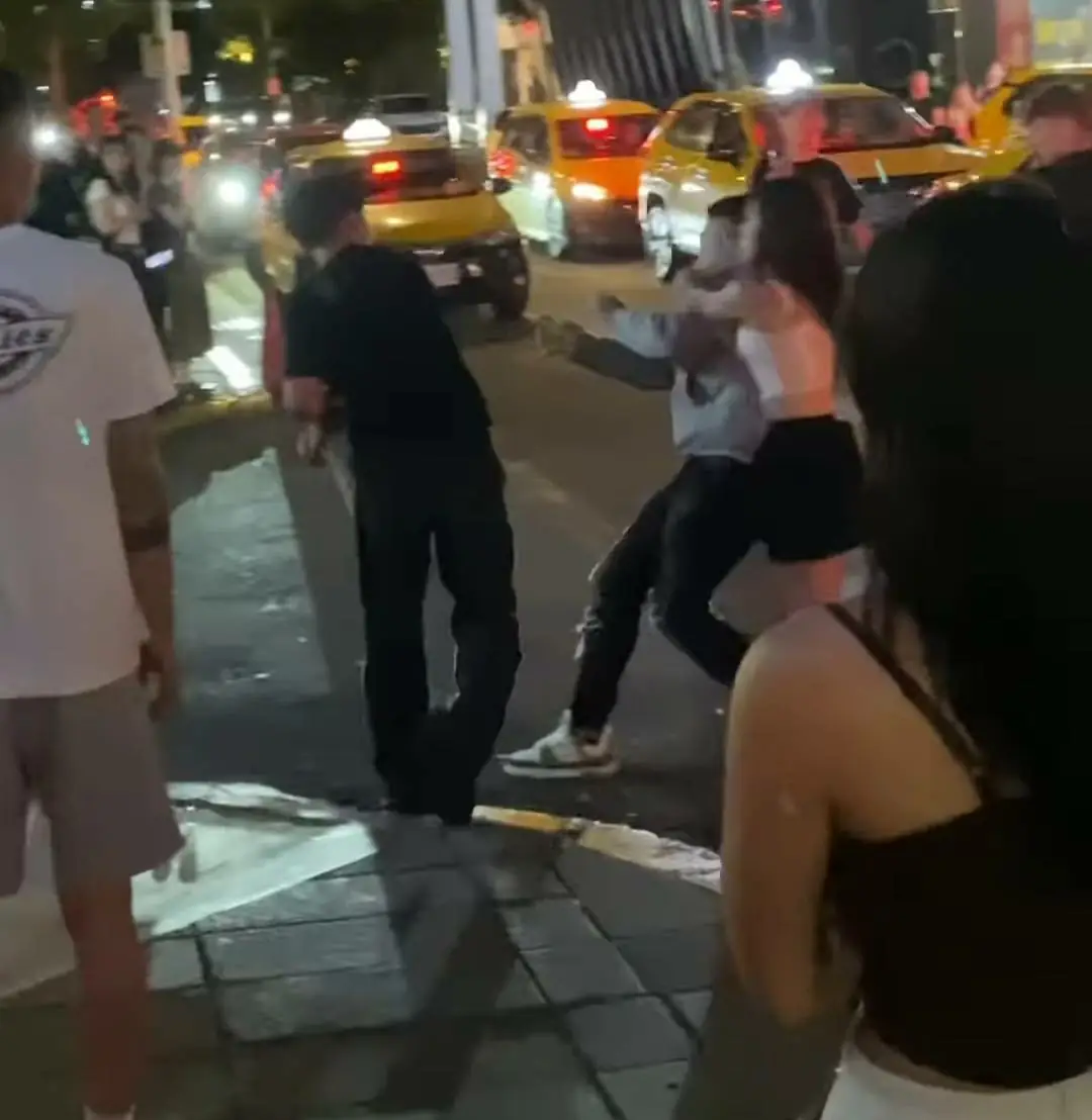 黑衣男一記右鉤拳將灰衣男打倒在地。(翻攝自社群媒體Threads)