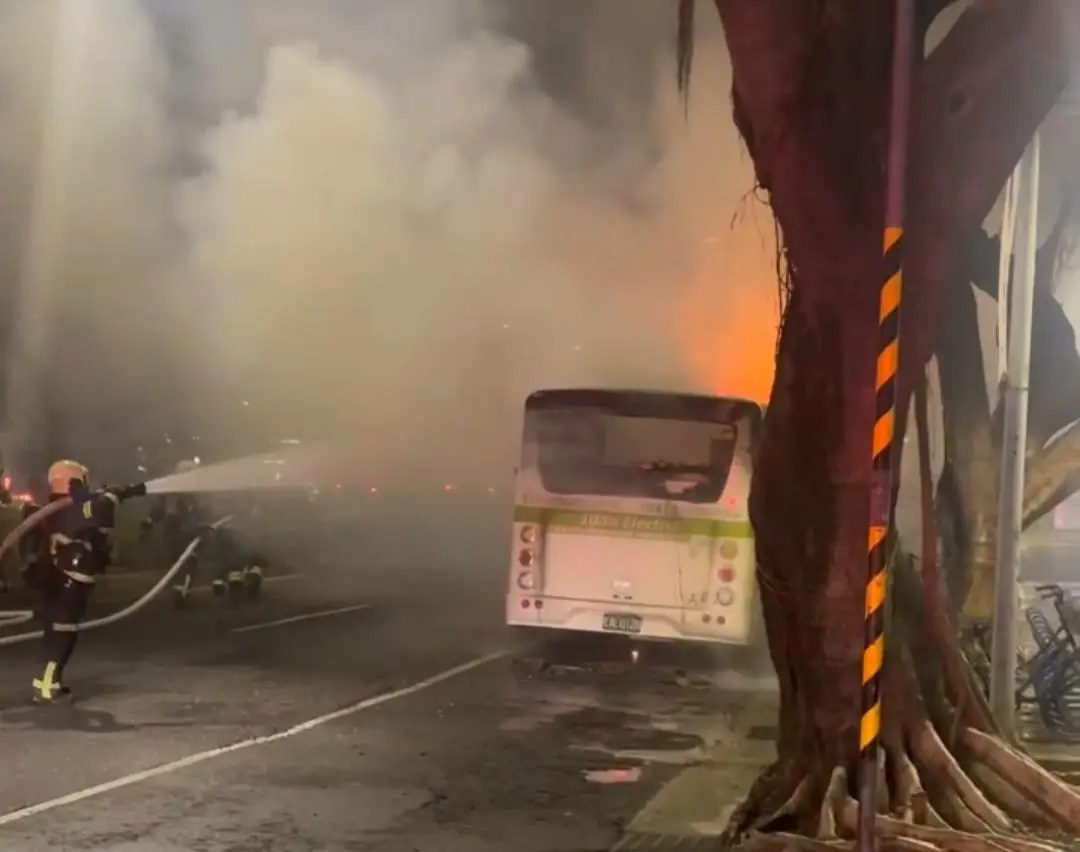 公車爆炸起火燃燒火勢猛烈消防人員全力灌救。(松山分局提供)