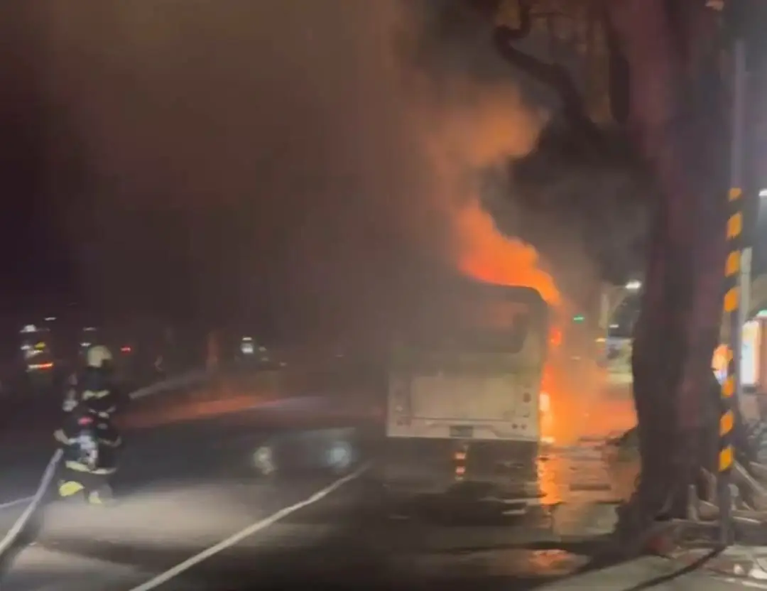 公車爆炸起火燃燒火勢猛烈消防人員全力灌救。(松山分局提供)