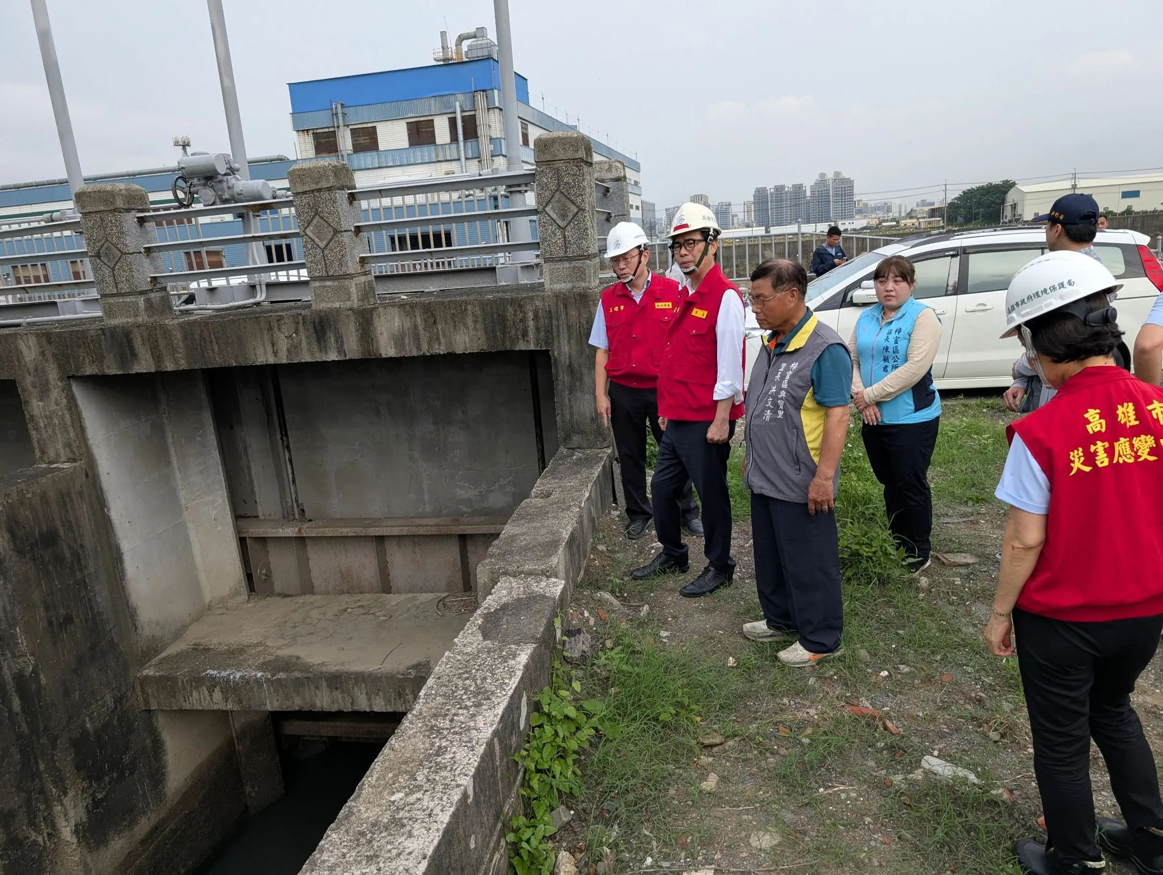 高雄市長陳其邁視察水利設施防汛整備運作情形及側溝清疏。（高雄市政府水利局提供）