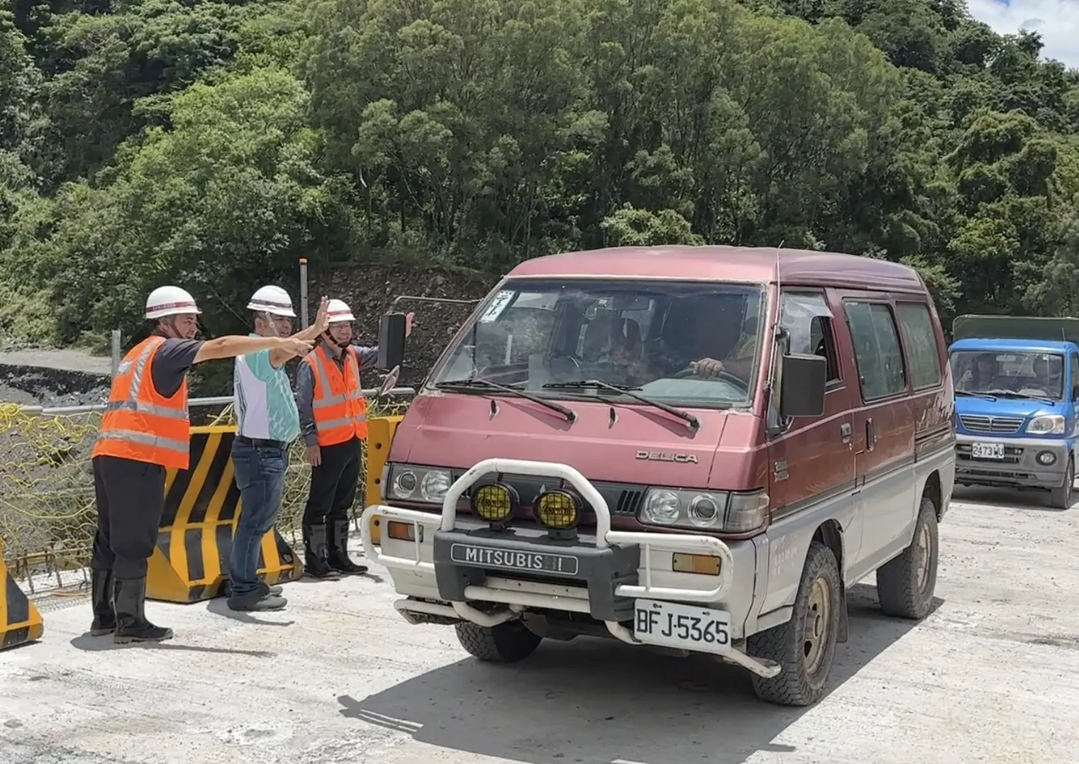 公路局搶通遭沖毀便道部落聯外交通恢復。（公路局提供）