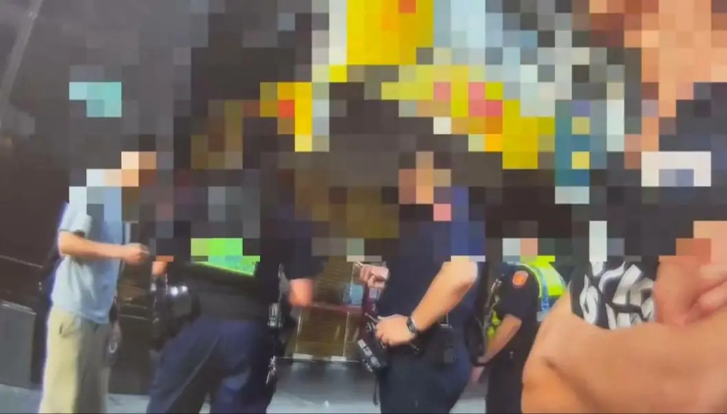男女朋友大街上爭執拉扯,和事佬極力勸阻竟是通緝犯遭移送歸案。(大安分局提供)