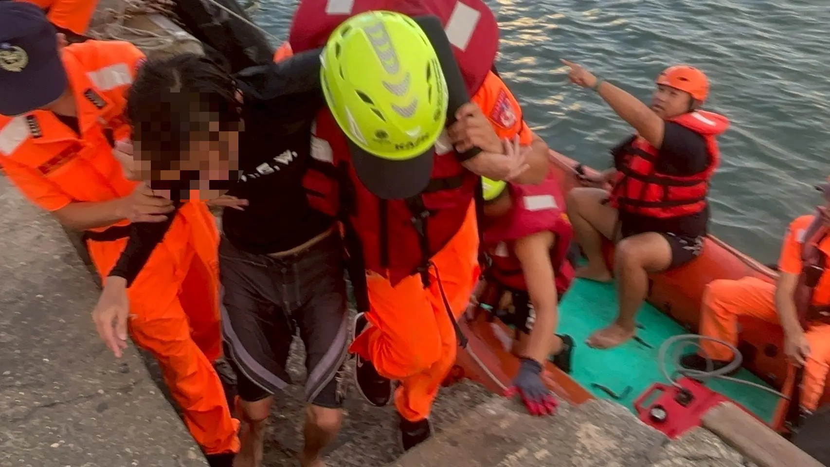 玩SUP無力回岸揮手求援 海巡馳援成功救援