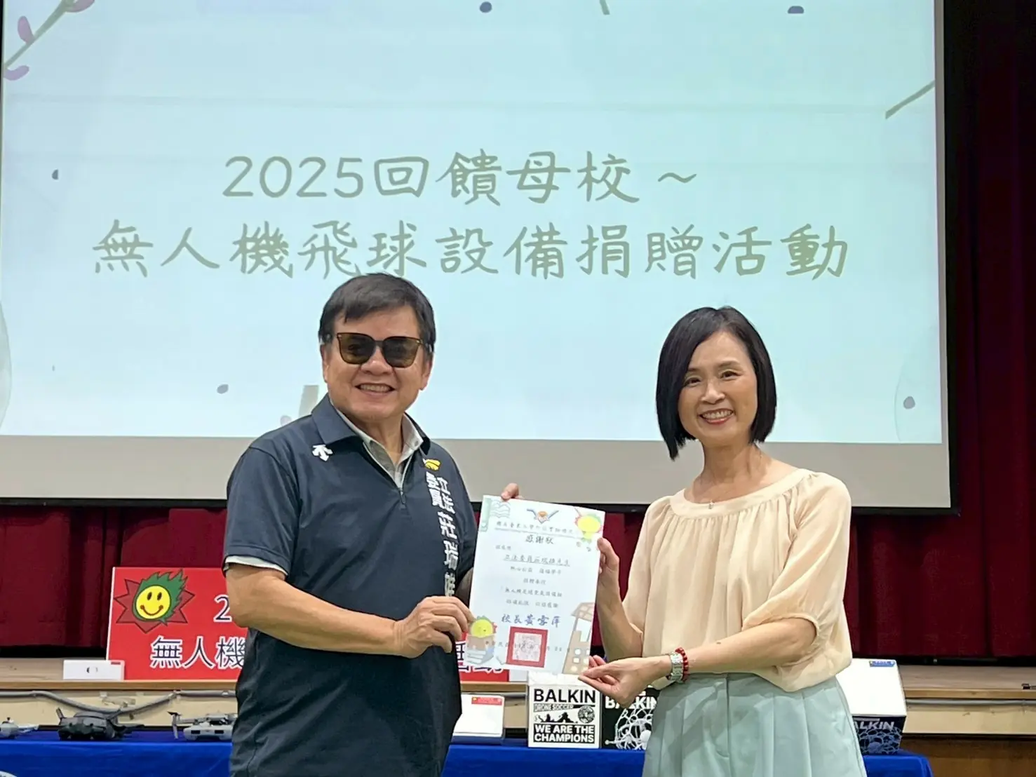 回饋母校！立委陳瑩捐無人機足球 莊瑞雄：開創台東科技運動新典範